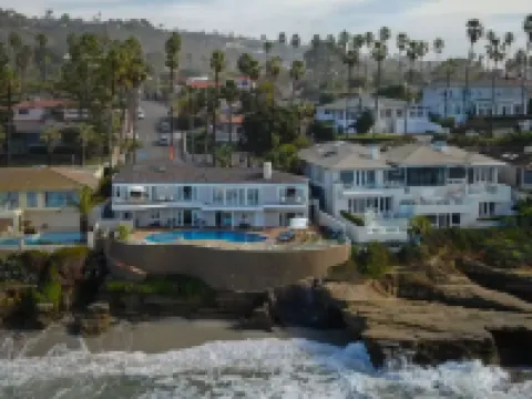 Beachfront Windansea Escape ideal for families