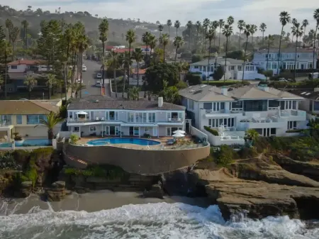 Beachfront Windansea Escape ideal for families