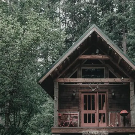 The Lodge @ SkyCamp: Cozy cabin with hot tub 15min from Stevens Pass