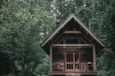 The Lodge @ SkyCamp: Cozy cabin with hot tub 15min from Stevens Pass