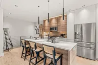 B&W 2-bedroom condo with WiFi, AC in delightful Philadelphia