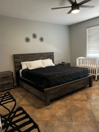 Bee home. Отели в г. Глендейл