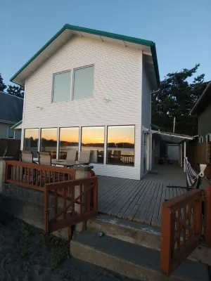 Camano Island Retreat - Right on Sandy Beach Hotels near Utsalady Vista Point