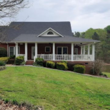 Wonderful House on Weiss Lake! Two piers and nearby boat launch. Sleeps 16