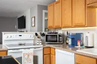 The Little House - Eclectic, Quiet, Pet Friendly Home