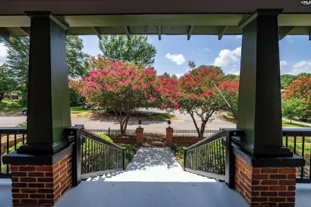 Cozy Historic Home Just 2 Miles from USC, Downtown and 6 Miles from Ft. Jackson Отели рядом с достопримечательностью «Ривербанкс Зу энд Гарден»