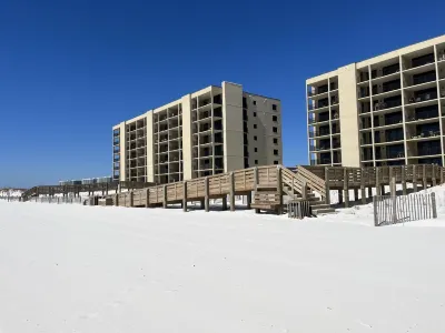 Bayside Bliss, 5 Min Walk to Private Beach, 2 Pools, Beach Chairs Umbrellas incl