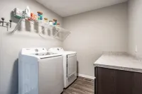 Traveling worker-ready Transitional Modern Home!