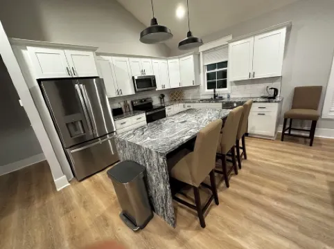 Modern 3 BR home, interior lot near Lake Keowee, Clemson, Walhalla, Seneca.