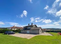 Spectacular individual Villa in private urbanization with pool and beach