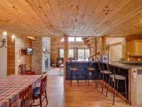 Secluded Retreat Near Ski Resorts: Hot Tub, BBQ Hotels in Tunkhannock Township
