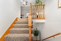 Oak Haven: 3 King Beds + 1 Queen Bed Fast Wi-Fi + FREE Parking - Sleeps 8 People Hotels in Raymore