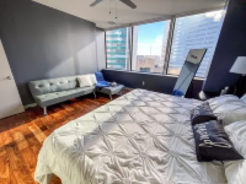 Cozy Retreat with Rooftop Pool, Parking, and Spacious Comfort