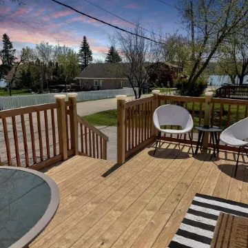 Escape to the Lake! Walk to water & local dining!