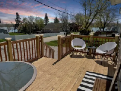 Escape to the Lake! Walk to water & local dining!