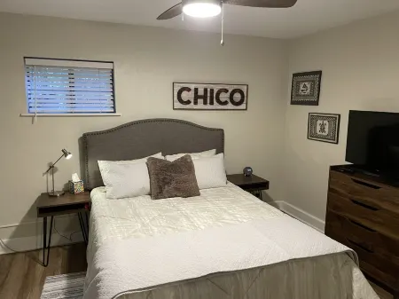 Parkside Cottage on Bidwell Park! Enjoy the trails and perfect location to all! Отели рядом с достопримечательностью «Университет штата Калифорния»