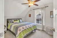 COZY SUN FILLED HOME / MODERN VILLA NEAR DOWNTOWN