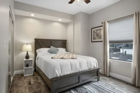 Modern homey Suite, close to all attractions in downtown Springfield. . Отели в г. Спрингфилд