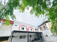 RedDoorz Near Mulyosari Hotels in Kalisari