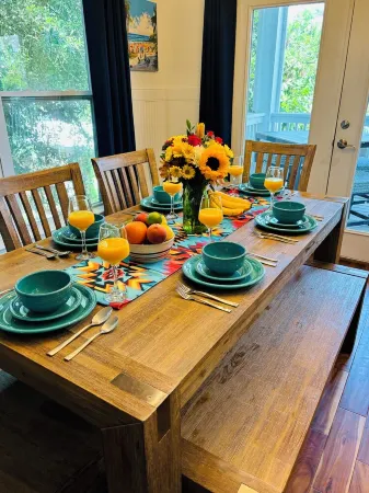 Relax and Recharge: Spacious 3-Suite Home in Tybee Island,  Short Walk to Beach! Отели в г. Тайби-Айленд