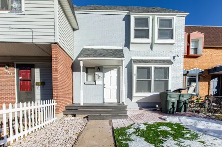 Charming 4-bedroom Townhouse  25 min from Denver