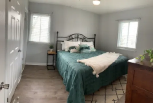 POOL, PARKING, 2BR 2 BA, walk to town! Hotels in 