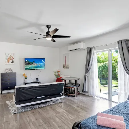 SPACIOUS STUDIO, WASHER/DRYER, BACK YARD, BBQ
