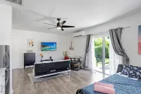 SPACIOUS STUDIO, WASHER/DRYER, BACK YARD, BBQ