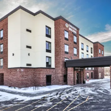 Cobblestone Hotel & Suites - Rhinelander