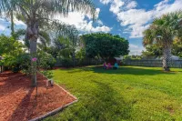 Coastal Karma Cottage - Near downtown Stuart, FL Downtown Stuart Shopping Center附近的飯店