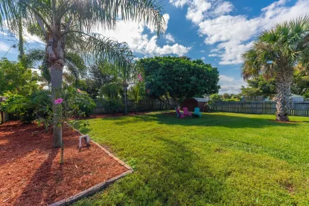 Coastal Karma Cottage - Near downtown Stuart, FL Отели в г. Стьюарт