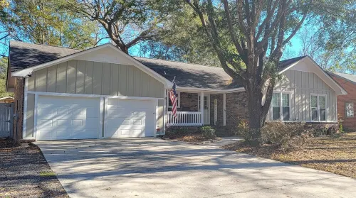 Simply Sunny Fun! 4BR Close to DT Chas & Beaches! Great backyard firepit & games - مطابخ