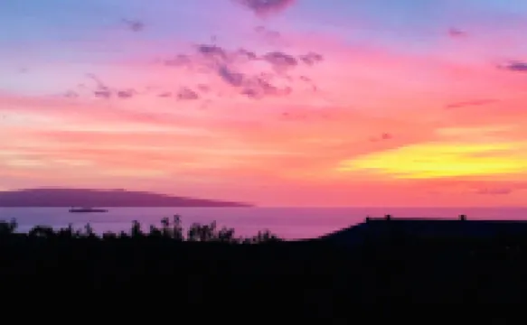 Honeymooner's Delight, Private Pool & Property,Ocean Views, close to beach.