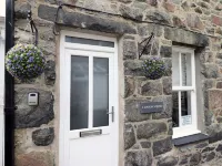 Bijou House Perfect for 2 people, no pets. Hotels near Arthog Waterfalls