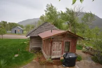 Authentic Custom Cabin, 17 miles from Yellowstone National Park