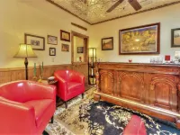 Beautifully Restored House of Pleasure on Main St above Ponderosa Wine Bar Hotels in Hamilton