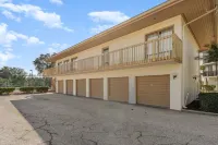 Family Guesthouse with Pool Views minutes from Nokomis Beach Hotels in Osprey