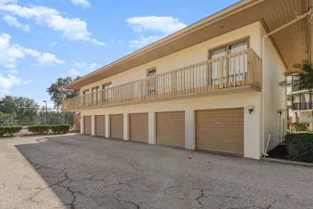 Family Guesthouse with Pool Views minutes from Nokomis Beach