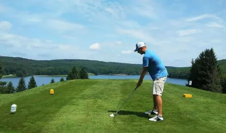 Grin and Bear Witness to this Prime Location Отели рядом с достопримечательностью «Alpine Lake»