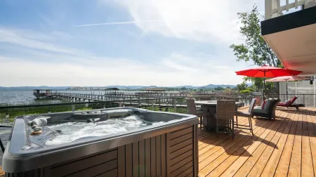 Beautiful waterfront Lakehouse w/ stunning sunset views!