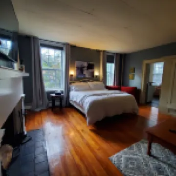 Located in the Historic downtown district, cozy studio, wifi.