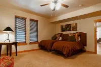 BEST Location in Park City: 1 Block SKI, Walk Old Town, Sundance,Covered parking Các khách sạn ở 