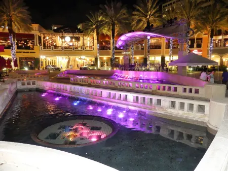 PoshPadz -Seaside Bliss-Lake Views-Tennis-BBQ-Walk to Jupiter Beach Luxury Condo Отели рядом с достопримечательностью «Xanadu»