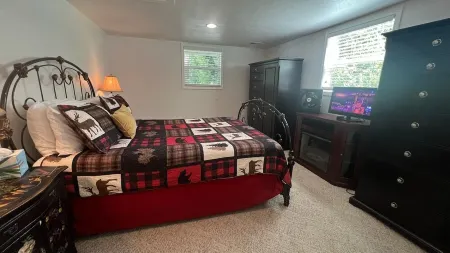 Boardman River Cottage, 2 bedroom 1 Bath steps away from the banks of the river