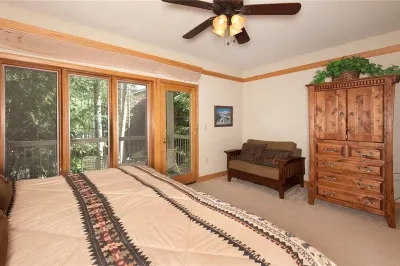 Ski In/Ski Out + Private Hot Tub + Sleeps 8 + Free Parking Hotels in Mountain House