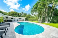 Yacht Harbor Oasis: Beach Bliss with Private Pool - Homestays
