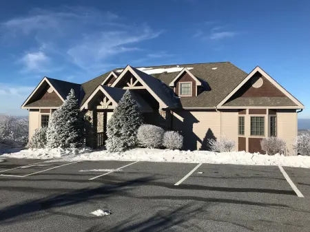 Walk to ski slopes! INCREDIBLE MTN VIEWS,SUNSETS, HOTTUB, FIREPLACE