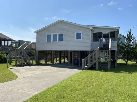 “Wait-n-Sea” this adorable beach box, located oceanside