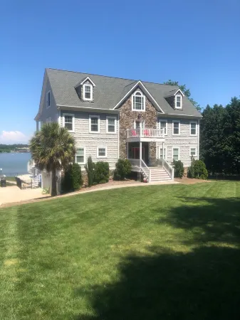 Luxury Lake House, Pool, Hot tub, Dock, Beach, Game room ,Boat Rental available