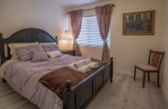 Entire house, pool, minutes to strip, Sleeps 10! Only 3 miles away from Strips